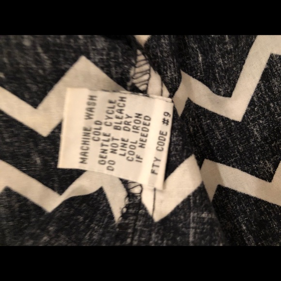 Cute casual black and white chevy zipper dress. - Picture 7 of 7